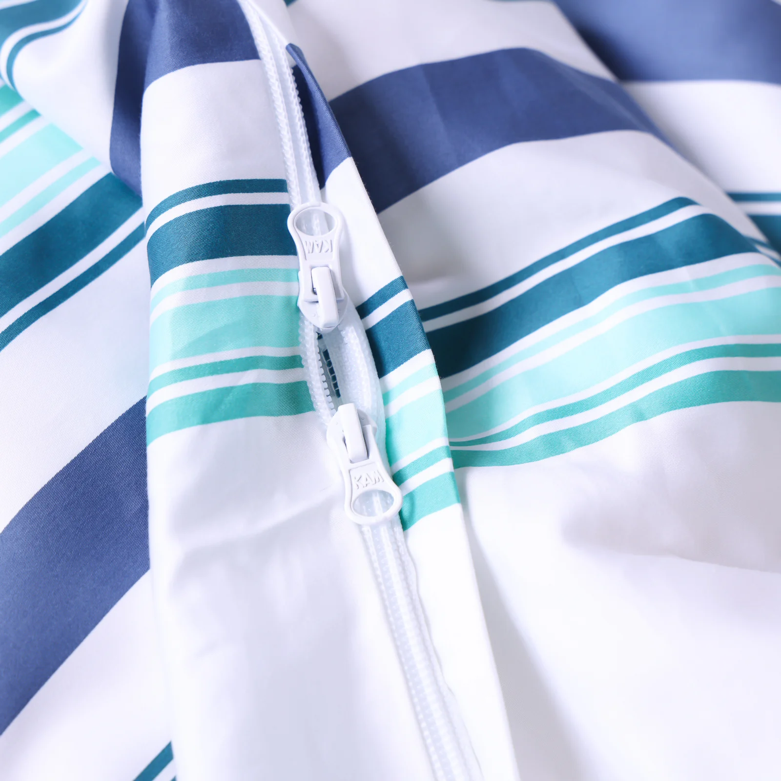 Caribbean Magnetic Clip & Zip Duvet Cover - Image 4